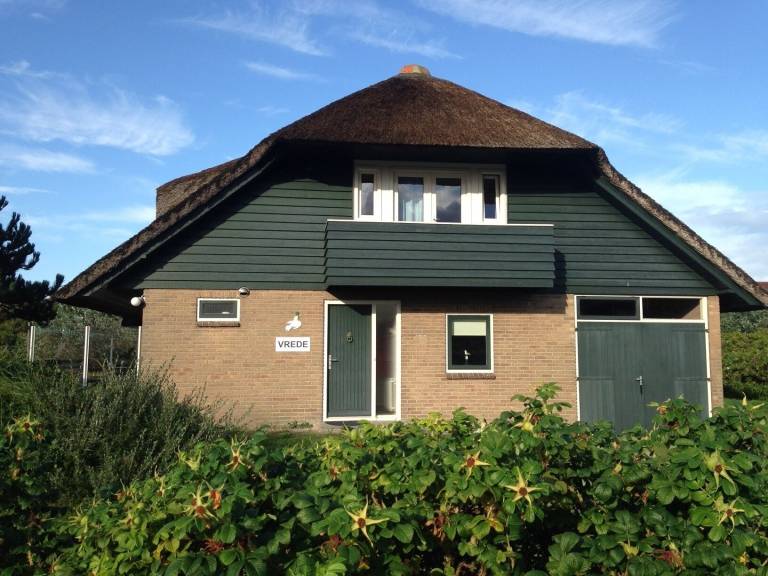 Voll ausgestattetes großzügiges Ferienhaus mit Terrasse | Neben dem Strand | Hunde erlaubt