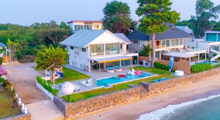 Pailay Beachfront Villa Cha-Am in Phetchaburi