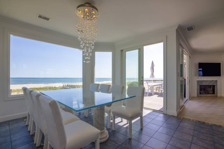 Spectacular 8 BR Oceanfront Hamptons Beach House — photo 5