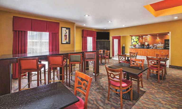 La Quinta Inn & Suites by Wyndham Columbus West - Hilliard — photo 3