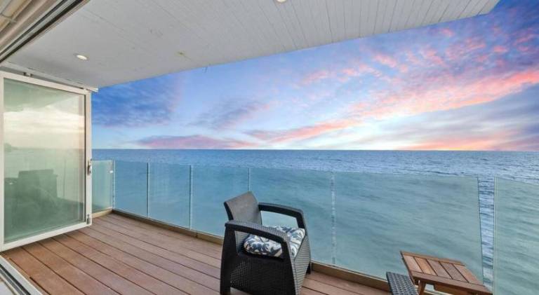 Malibu Beachfront Home with Rock Spa Ocean Views & Huge Deck — photo 3