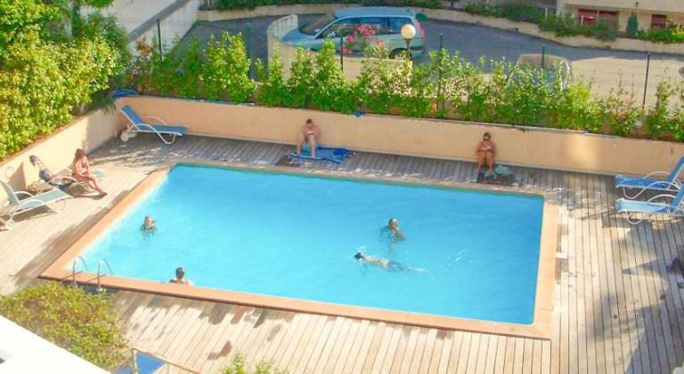 Apartment with pool — photo 5