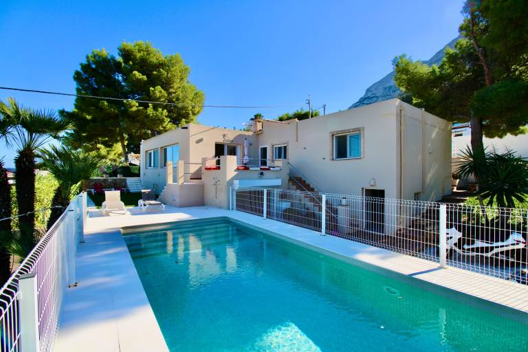 Holiday Home 'Villa Betty' with Sea View, Wi-Fi and Air Conditioning in Denia