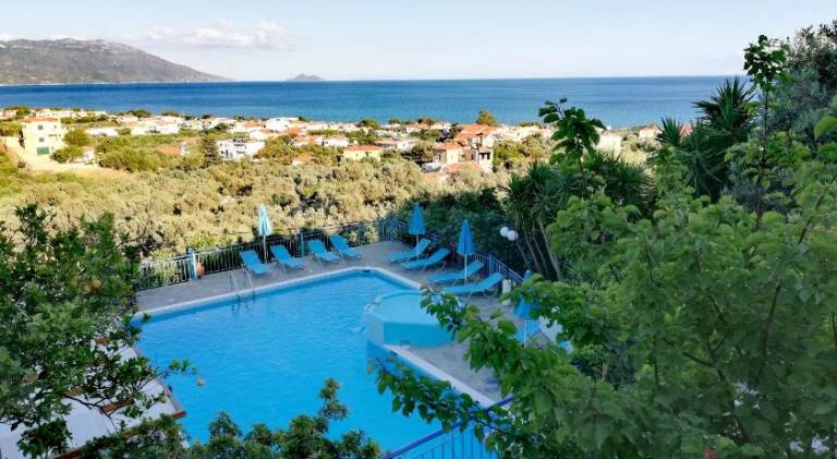 Wonderful holiday apartment with patio, pool & yard | Beach nearby | Pets allowed — photo 3