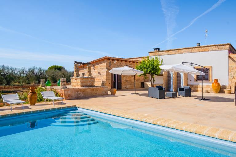 Family-friendly villa with garden, barbecue & private pool | Pool view | Dogs allowed — photo 4
