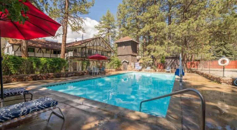 Lodge with pool, hot tub & barbecue — photo 2