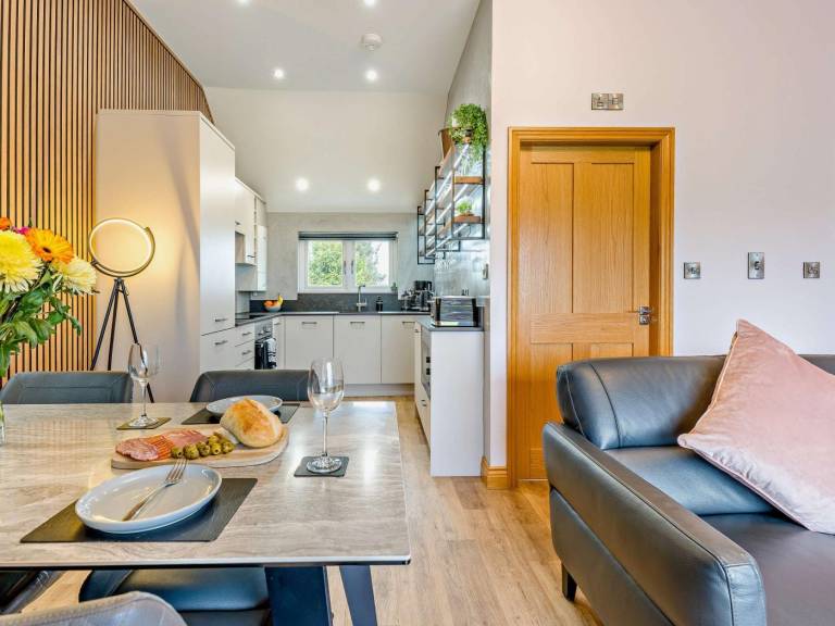 Cottage with jacuzzi & garden | Water view | Pet-friendly — photo 5