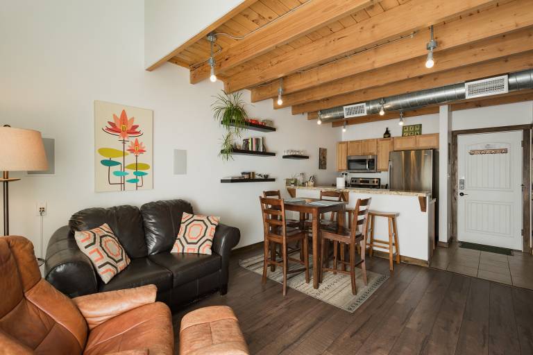 Updated Pet Friendly Condo - Walk to Main Street - Central AC — photo 2