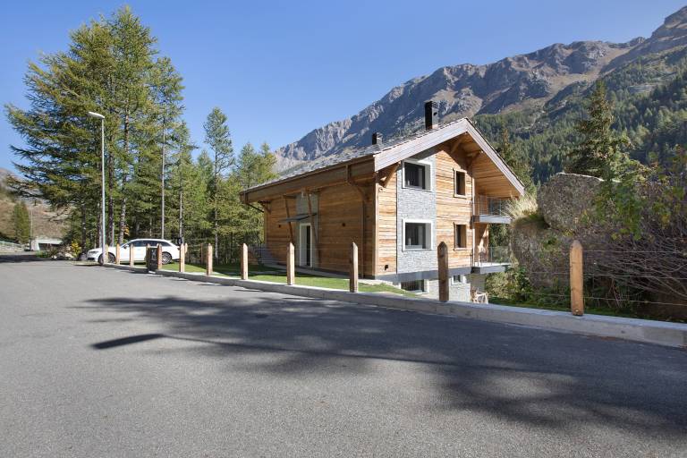 Apartment 'Valgrisa Mountain Lodges 2' with Mountain View, Private Terrace and Wi-Fi in Aosta