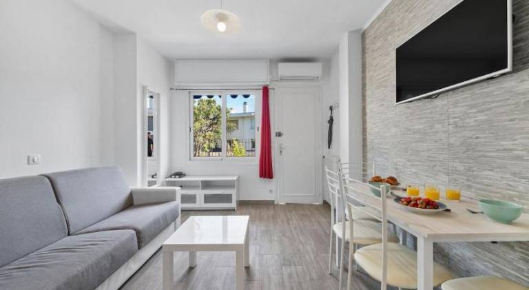 Apartment with patio | Next to the beach | Pets are welcome in Menton