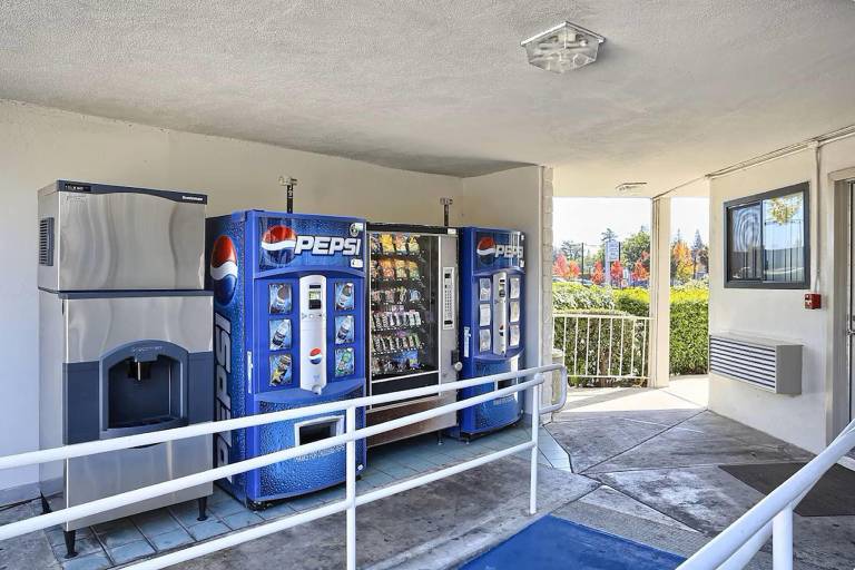 Super 8 by Wyndham Walnut Creek — photo 5