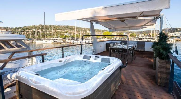 Lovely holiday apartment with hot tub & pool | Close to the beach | Dogs allowed — photo 3