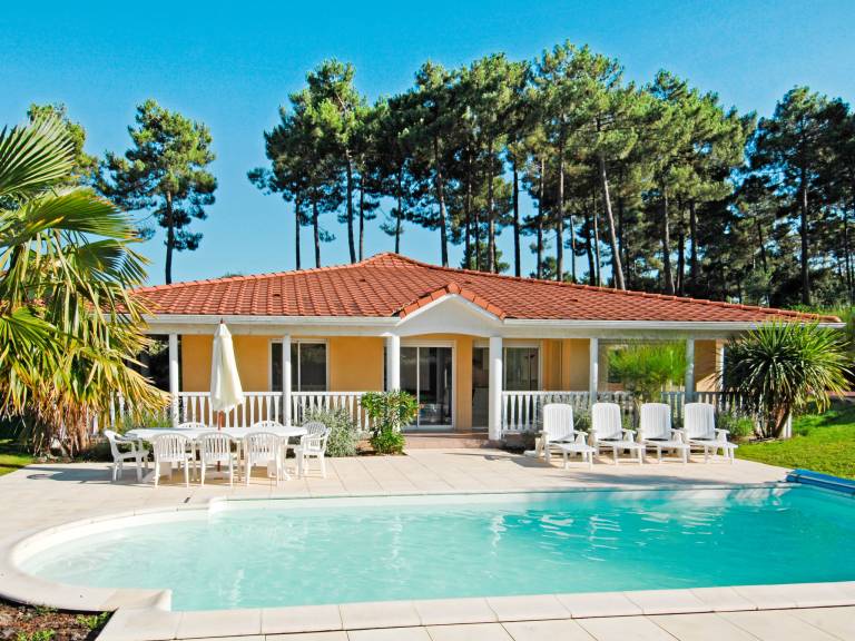 Fully equipped vacation home with patio, private pool & BBQ | Pet-friendly in Lacanau