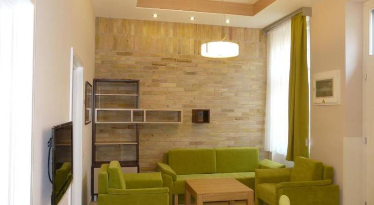 Serviced apartment with patio — photo 3
