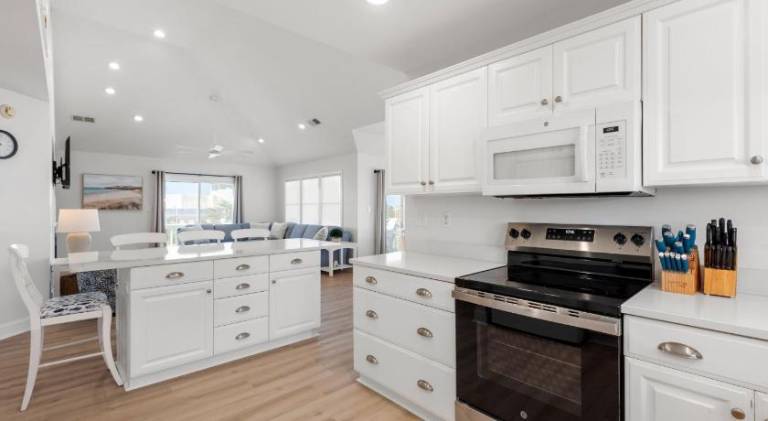 Ample house with hot tub & pool | Beach nearby | Pets are welcome — photo 5