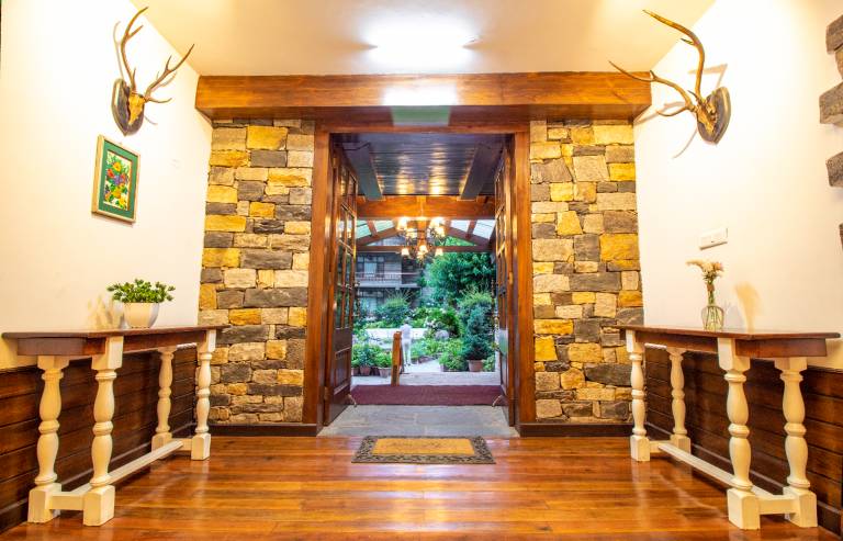 Lodge with yard — photo 4