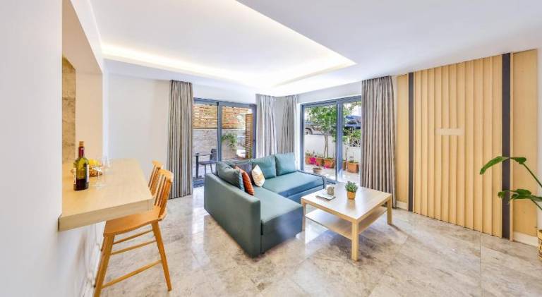 Serviced apartment with yard & terrace — photo 3
