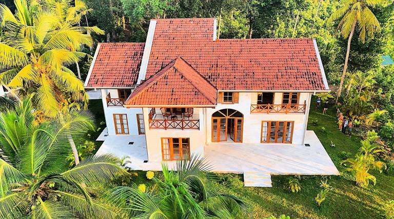 Luxury French "Cannelle lake villa" in Hikkaduwa