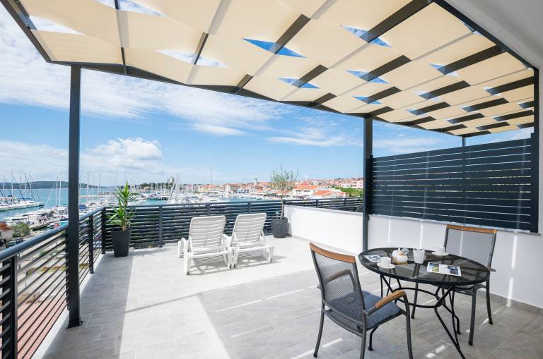 Rental apartment with patio & BBQ | Sea view — photo 4