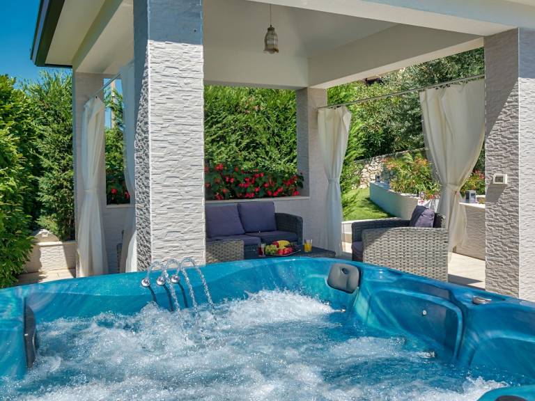 House with patio, grill & private pool — photo 5