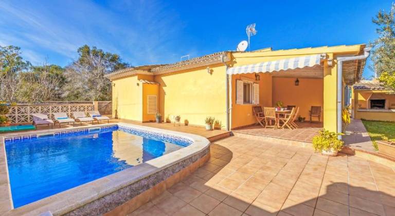 Vacation home with yard, private pool & patio — photo 5