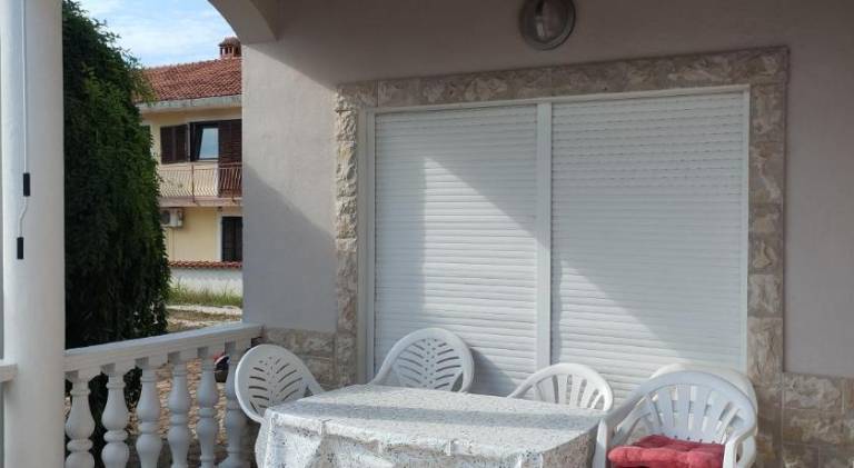 House with jacuzzi & patio — photo 4
