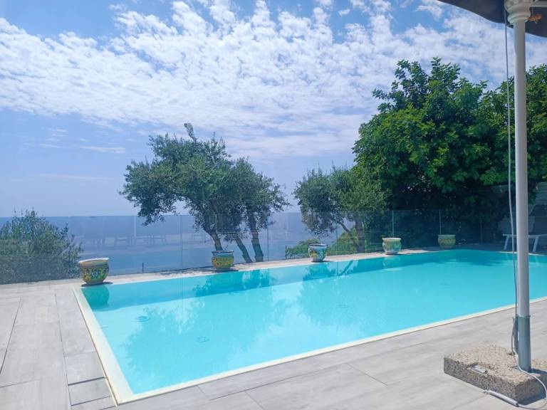 Private room with pool, fast internet & patio — photo 4
