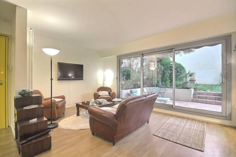 Rental apartment with yard — photo 4