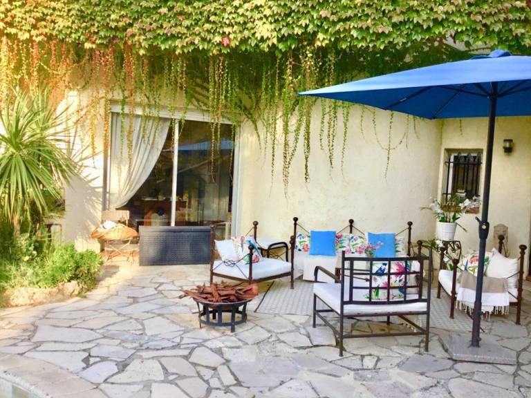 Vacation home with yard, grill & pool — photo 4