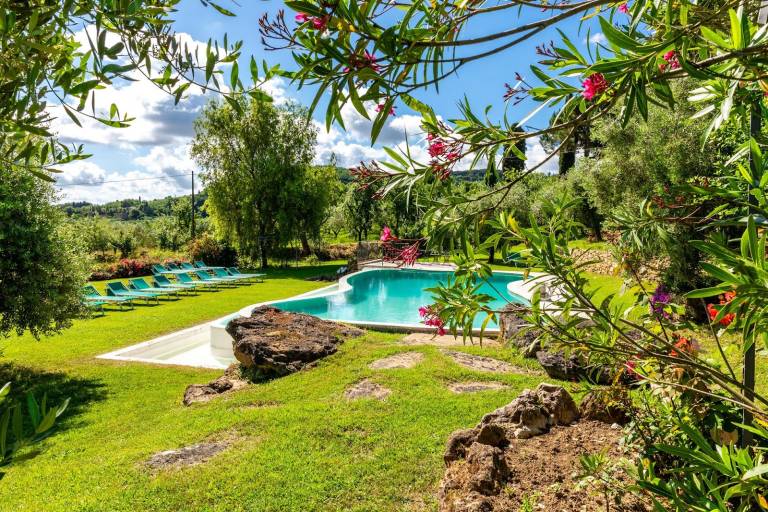 Villa with barbeque, yard & private pool — photo 4