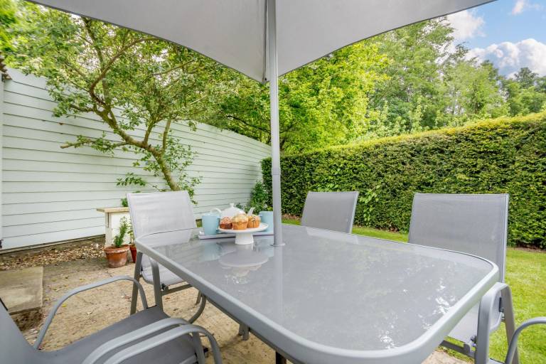 Cottage with yard — photo 4