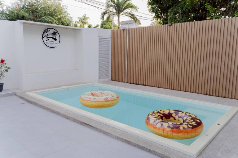 Vacation home with barbeque & pool — photo 4