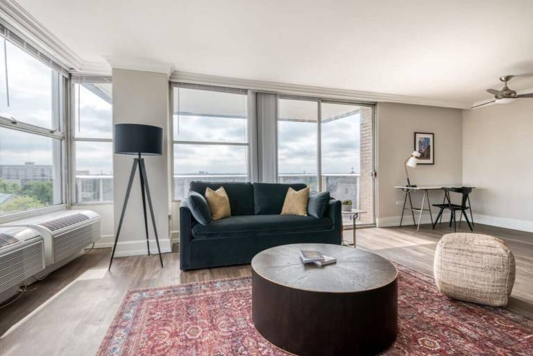 CozySuites 800 Tower 1BR w sky pool gym 20