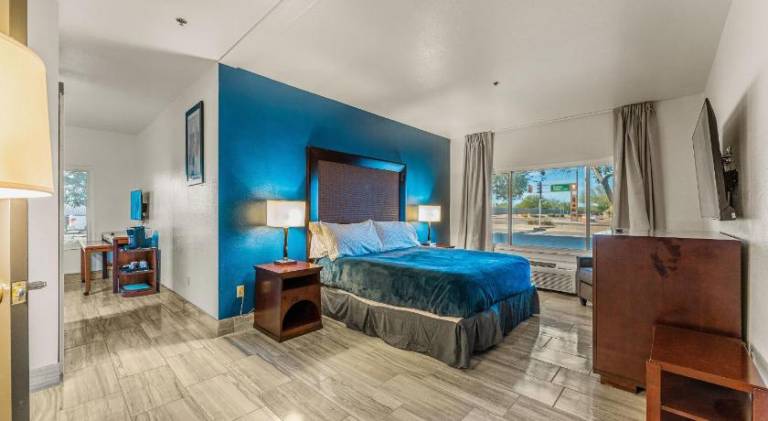 Apartment with pool in Tempe, AZ