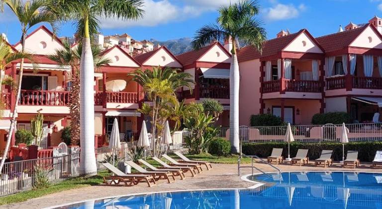 House with pool, terrace & garden in Adeje