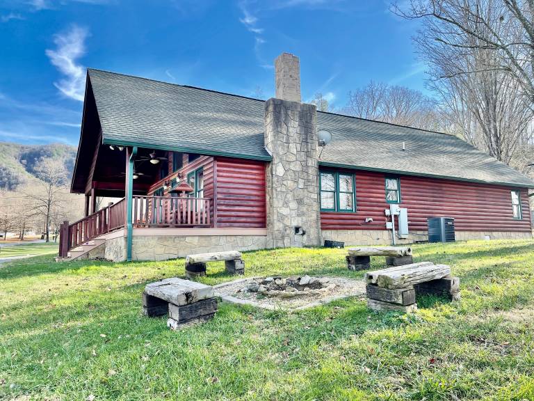 Little Sugar Camp: Pet Friendly, Free Attraction Tickets, Hot Tub, & Pool Table — photo 4