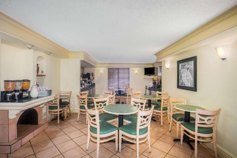 Super 8 by Wyndham Eagle Pass — photo 4