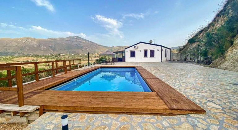 Vacation home with terrace, barbecue & private pool in Castellammare del Golfo