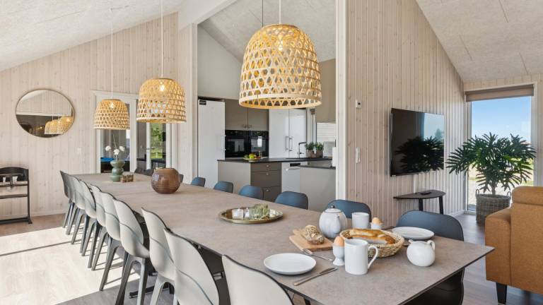 Child-friendly vacation home with barbeque, private pool & patio | Pet-friendly — photo 2