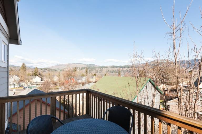 Rental apartment with terrace in Hood River, OR