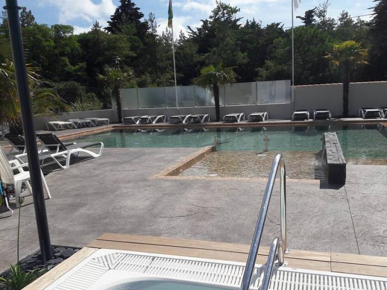 Family-friendly pleasant villa with jacuzzi, heated pool & patio | Pets are welcome — photo 3