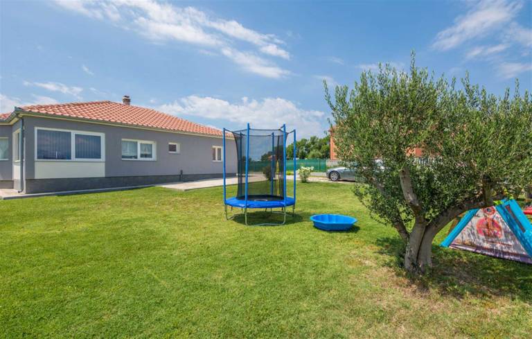 Family-friendly house with private pool, garden & barbeque | Pets allowed — photo 5