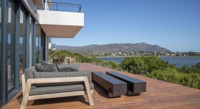 256 m&sup2; Villa