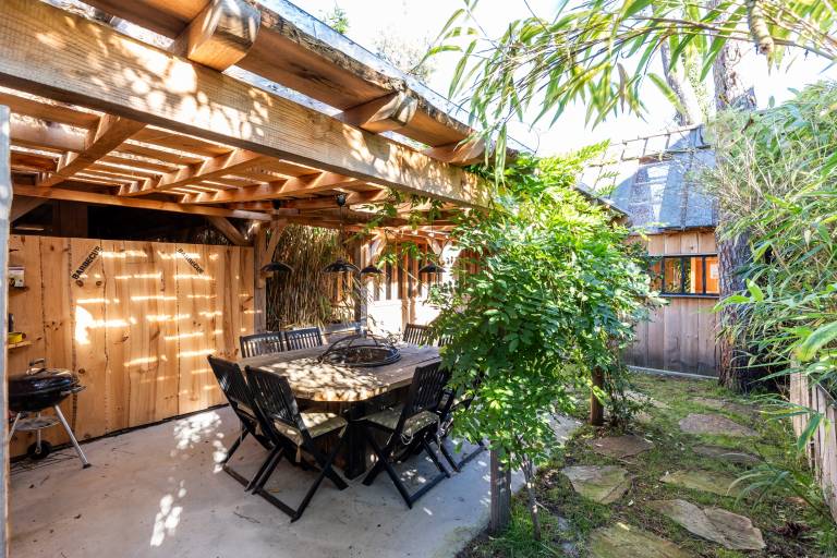 Villa with yard, barbecue & patio — photo 4