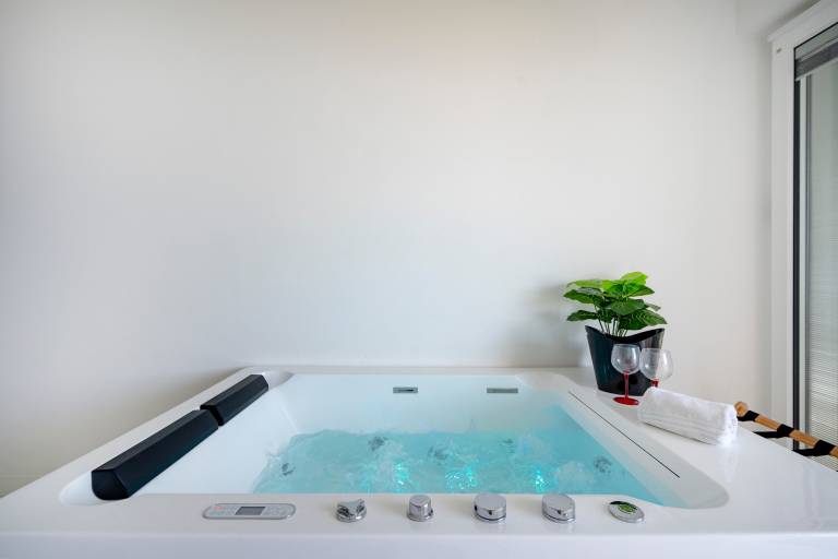 Family-oriented house with hot tub, terrace & heated pool | City view | Dogs allowed — photo 5