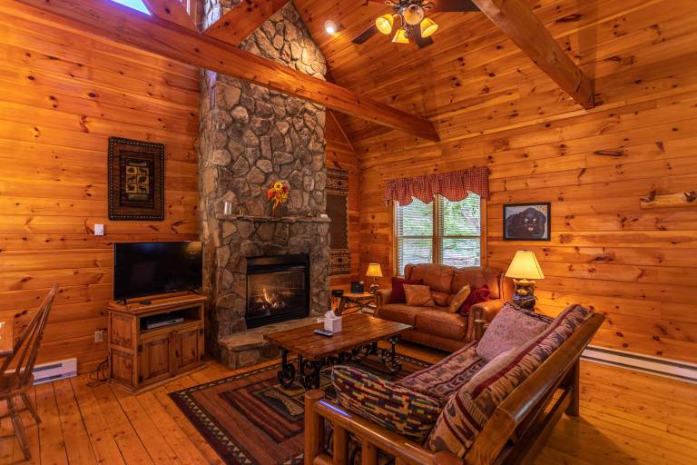 Cabin with hot tub, BBQ & garden | Mountain view — photo 4