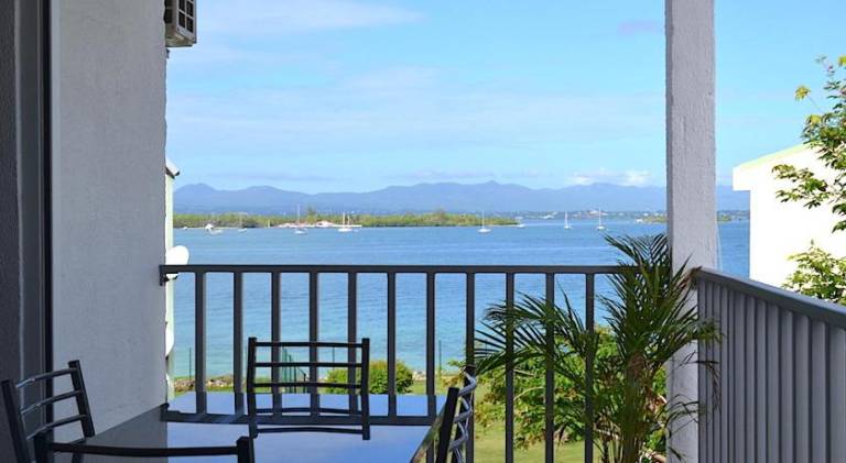 Fully equipped lovely rental apartment with pool, yard & patio | Close to the beach | Dogs allowed in Le Gosier