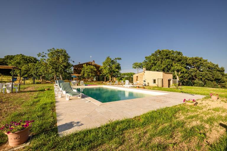 Vacation home with garden, barbecue & hot tub in Sorano