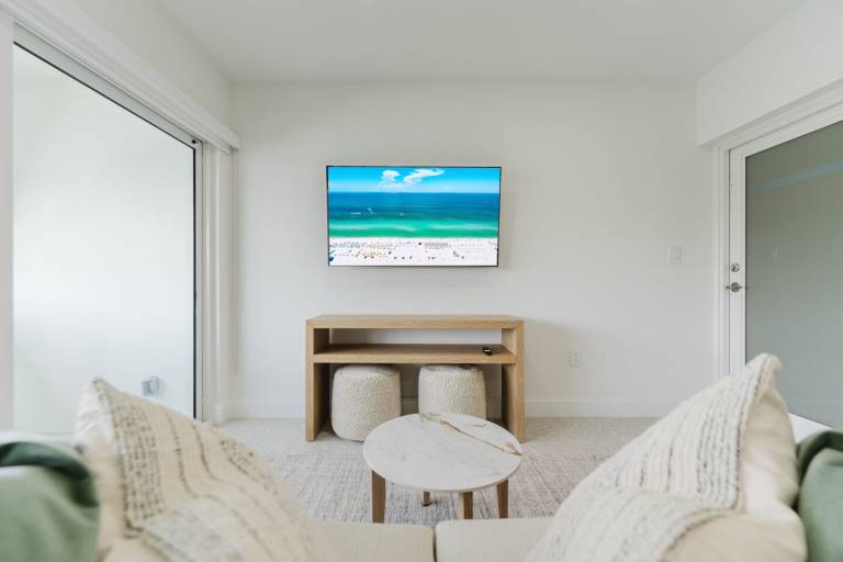 Intercoastal Oasis in Boca Raton: Fully Furnished 1-BR Long-Term Long Lease — photo 2