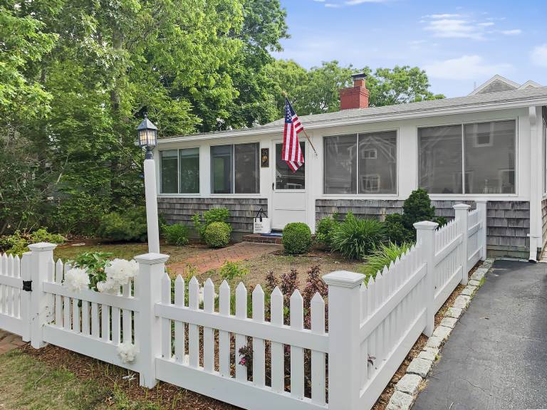 House with yard, patio & BBQ — photo 2